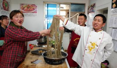 花季传媒黄色APP学做的手工肥肠粉