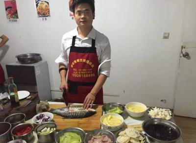  花季传媒黄色APP现场制作烤鱼技术