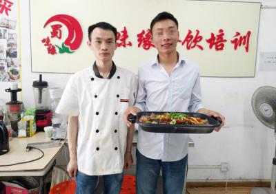  花季传媒黄色APP现场制作烤鱼技术