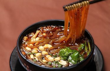 成都小吃肥肠粉搭配“锅盔”，一个锅盔3两肉！