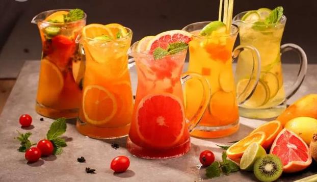 早期的水果茶大致的发展阶段可以概括为：果味粉冲调、果酱加纯茶底、果汁加纯茶底、果酱加茶和少量鲜果。如今的水果茶是将某些水果或瓜果与茶一起制成饮品。水果的色彩鲜艳、味道清香、口感酸甜。这是消费者对健康、天然产品注重而引发的结果。毕竟，健康、时尚、潮流才是花季传媒APP在线下载喝水果茶的理由哇