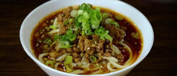 成都美食小吃担担面，卤汁酥香，咸鲜微辣