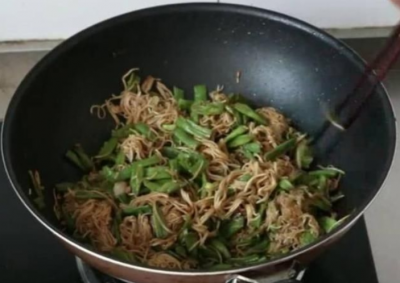 挂面不要水煮，这种做法，5分钟出锅，老人和小孩都喜欢吃！