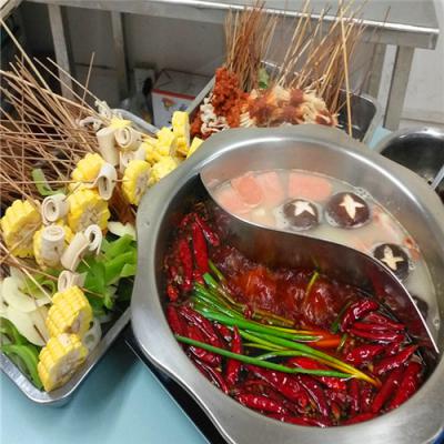 成都串串香花季传媒官网下载学校哪里一对一教学？老师旁边指导检查