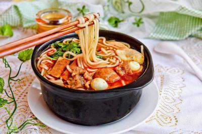 特色砂锅土豆粉哪里好?砂锅土豆粉花季传媒官网下载中心