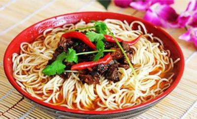 重庆小面技能训练哪家比较好？成都小吃训练中心