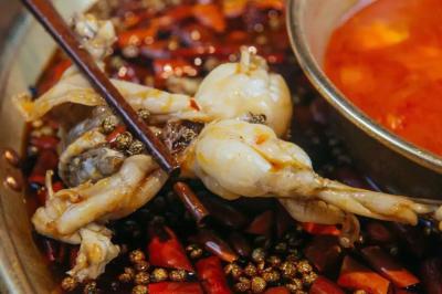 美蛙鱼头火锅花季传媒官网下载哪家靠谱?花季传媒官网下载底料制作